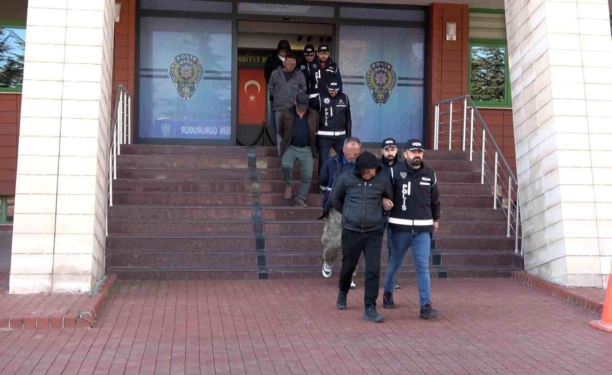 Isparta\'da kaçak define arayan 5 kişi adliyeye sevk edildi