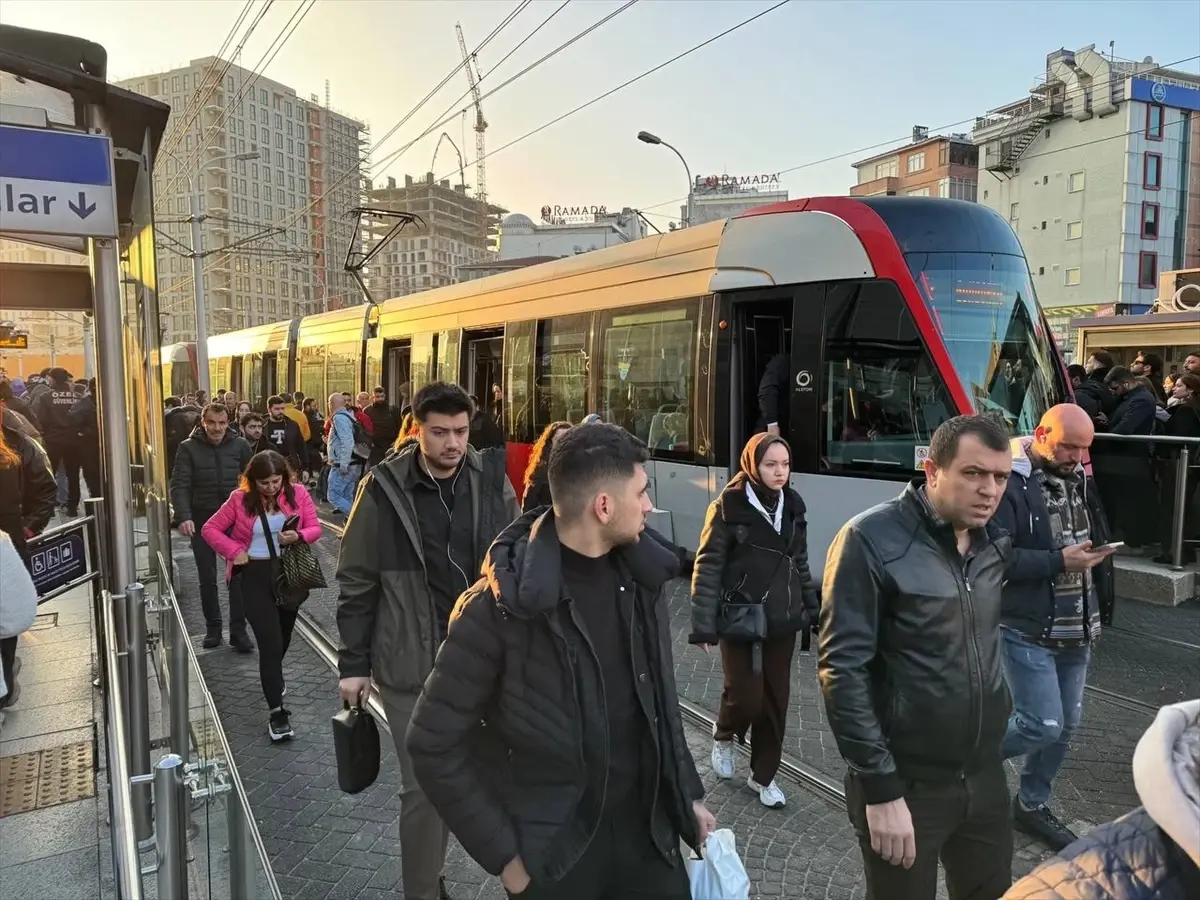 İstanbul\'da toplu ulaşım ve bazı yollarda trafik yoğunluğu yaşanıyor