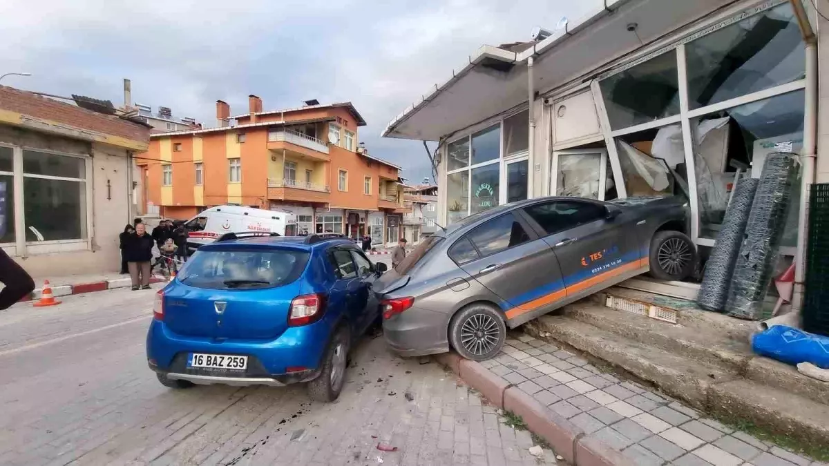 Domaniç\'te Kontrolden Çıkan Araç Yayaya Çarptı