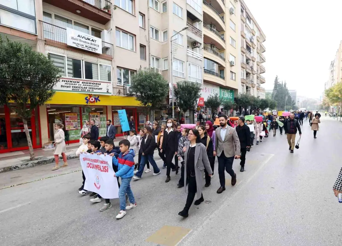 Manisa\'da Dünya Çocuk Hakları Günü Korteji Düzenlendi