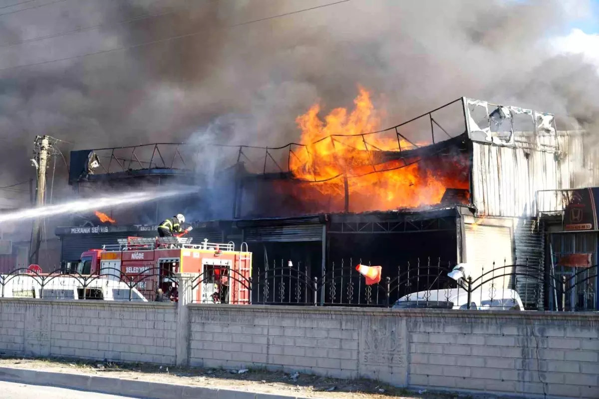 Niğde\'deki Otomobil Tamirhanesinde Yangın: İş Yeri Kullanılamaz Hale Geldi