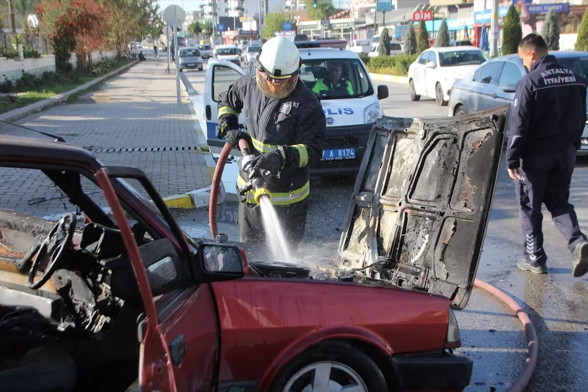 Antalya\'da Otomobil Yangını