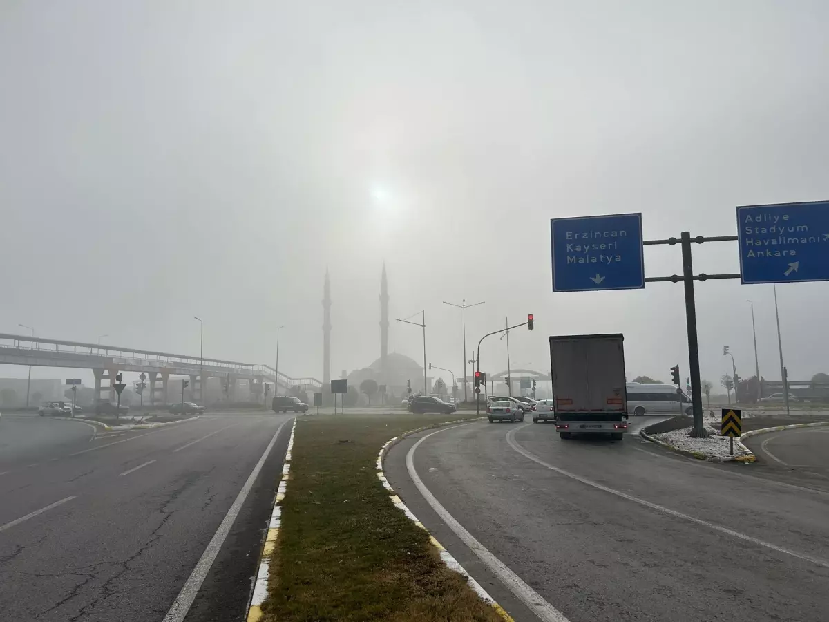 Sivas\'ta Yoğun Sis Trafiği Olumsuz Etkiledi