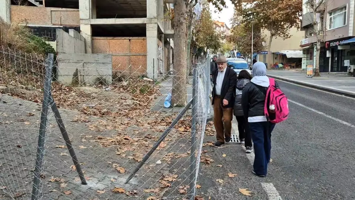 Tekirdağ\'da Tel Örgü Krizi: Arazi Sahibi Yolları Kapatınca Sakinler Tepki Gösterdi