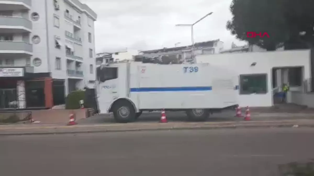 İzmir\'de Polis Ekiplerine Silahlı Saldırı: 2 Polis Yaralı