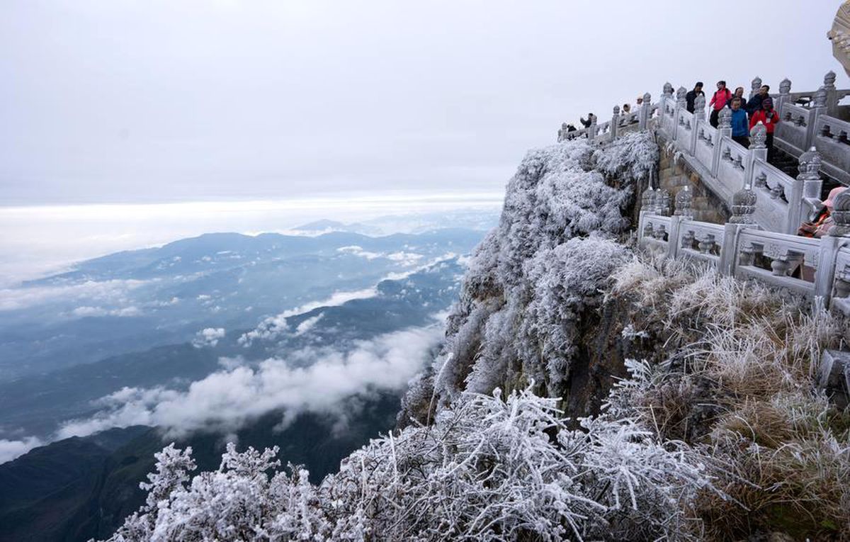 Emei Dağı Turistlerin Gözdesi