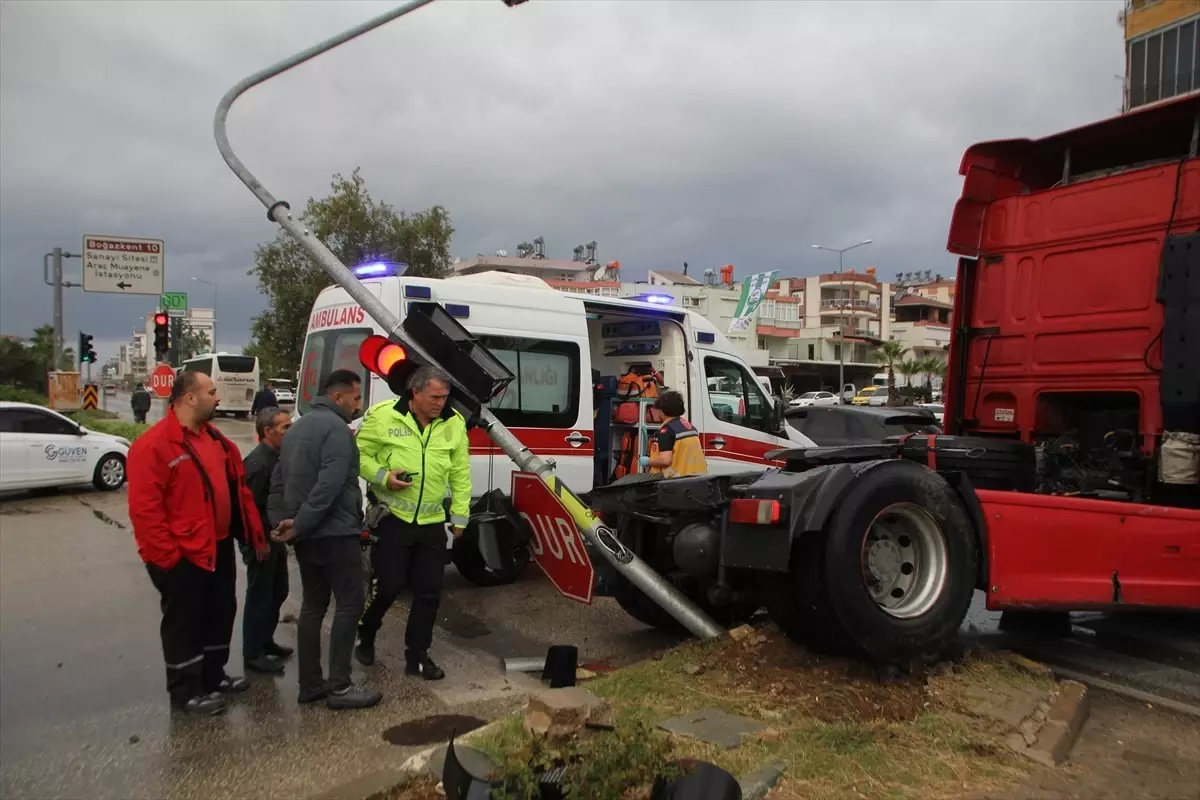 Serik\'te Tır Çarpışması: 1 Yaralı