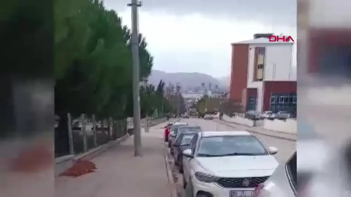 İnegöl\'de Lodosun Etkileri: İnşaat Ustaları Düşerek Yaralandı, Tavuk 4. Kata Uçtu