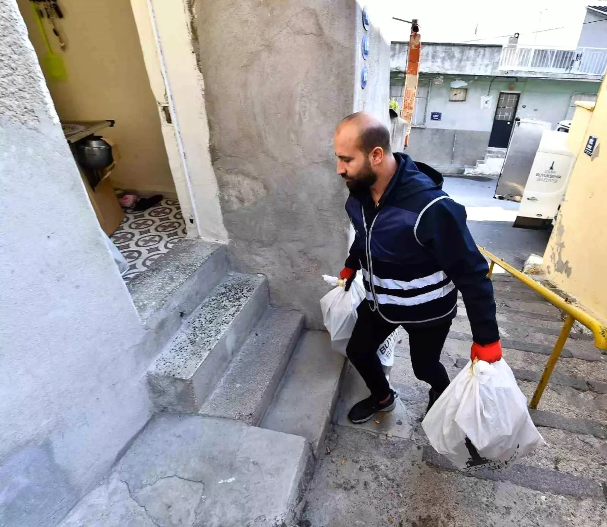 İzmir Büyükşehir Belediyesi Kış Destek Paketlerini İhtiyaç Sahiplerine Ulaştırmaya Başladı