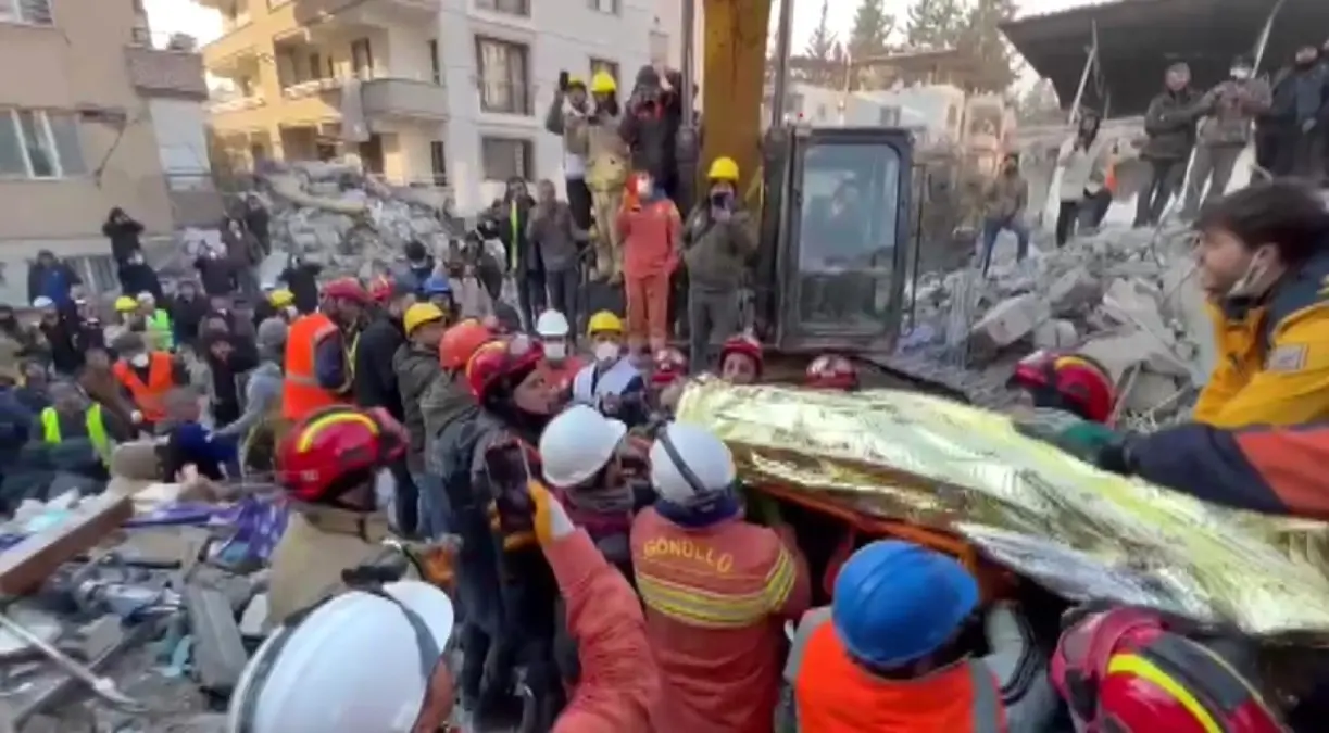 Depremden Kurtulan Genç, Fizik Tedavi Yardımı Bekliyor