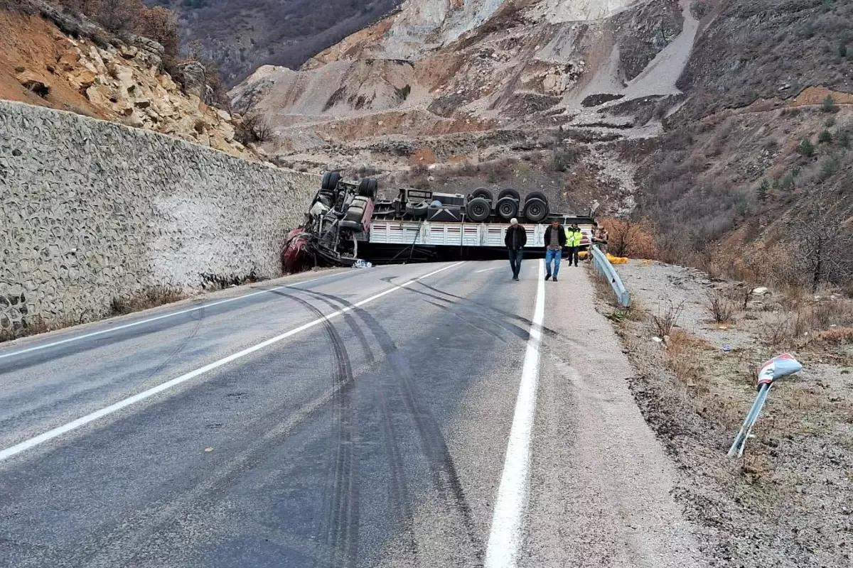 Gümüşhane\'de Tır Kazası: Sürücü Ağır Yaralı