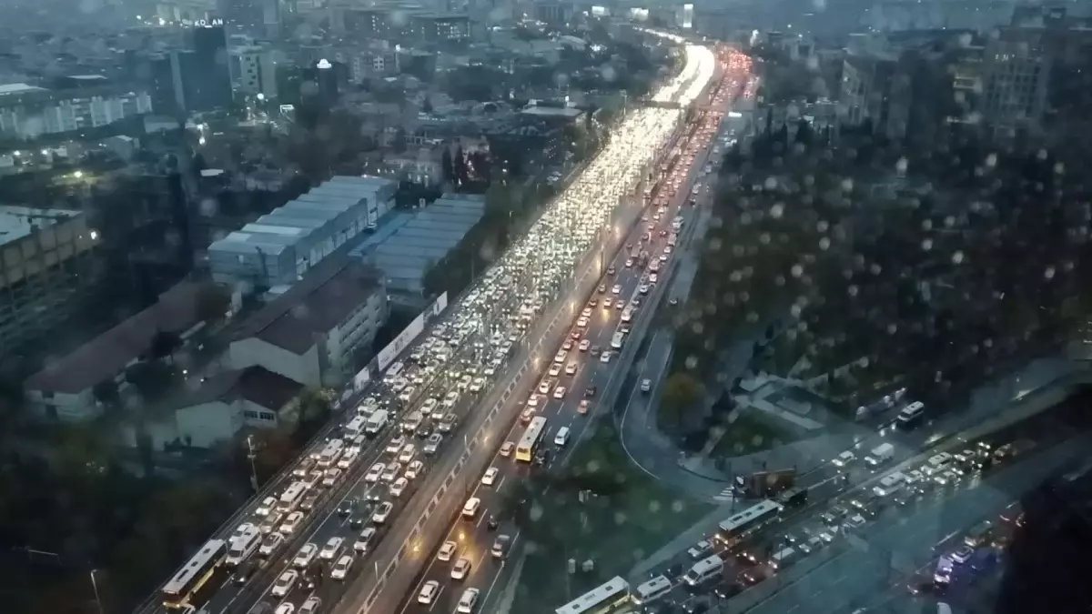 İstanbul\'da Şiddetli Yağmur ve Lodos Trafiği Felç Etti