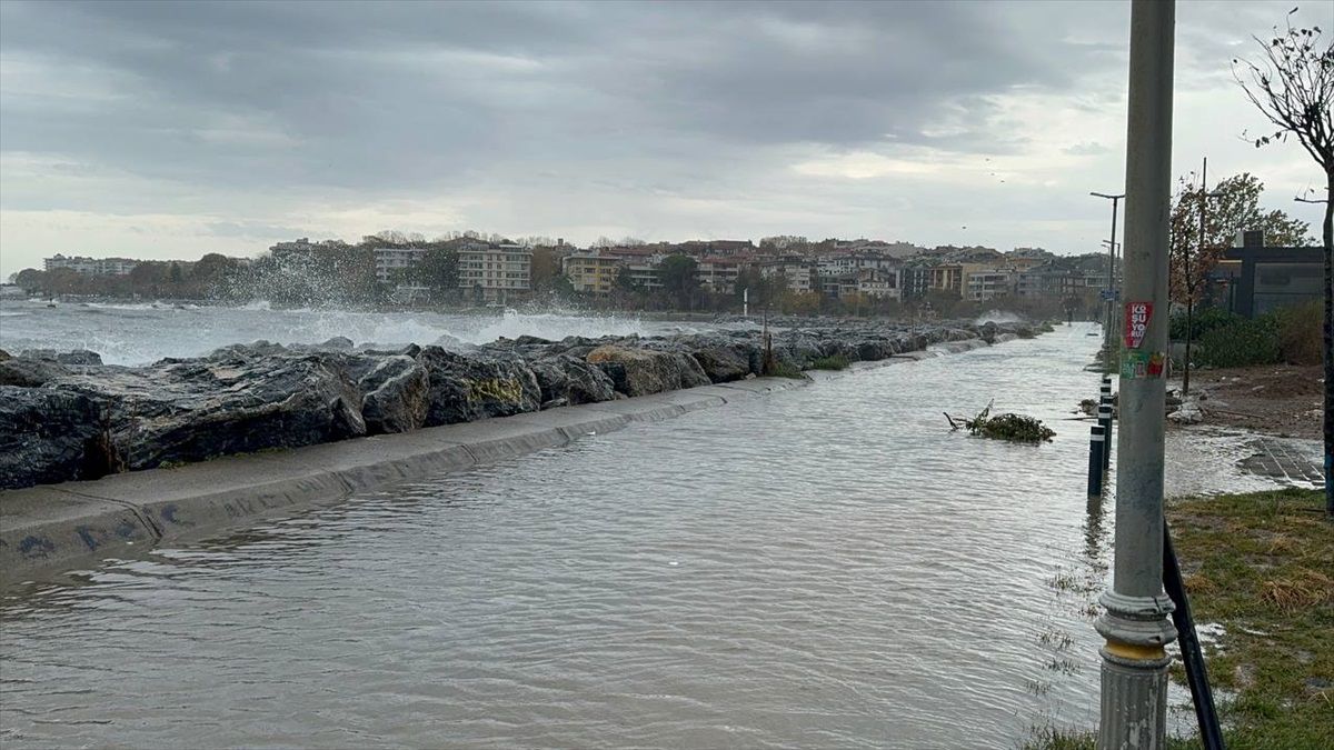 İstanbul\'da Şiddetli Lodos Dalgaları Sahili Vurdu