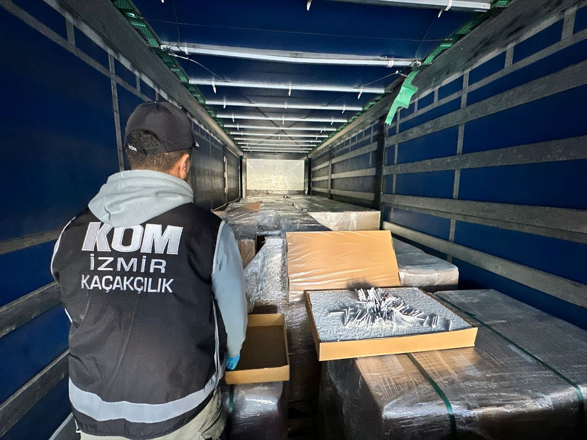 İzmir\'de 2,4 Milyon Makaron Ele Geçirildi