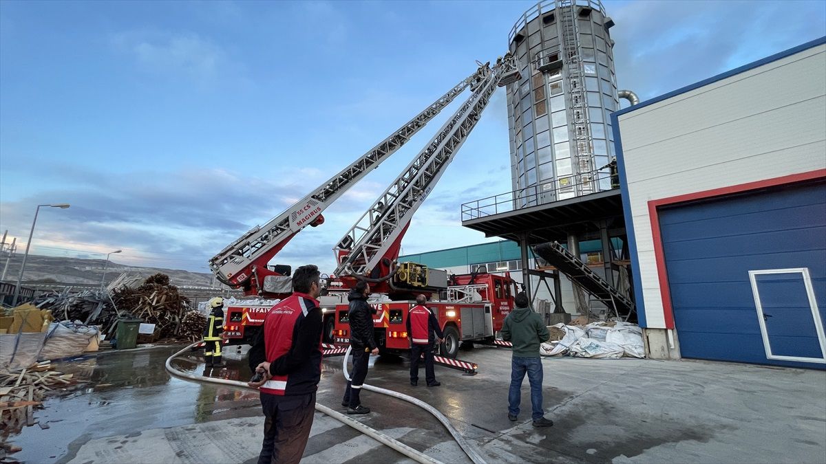 Kayseri\'de Mobilya Fabrikasında Yangın