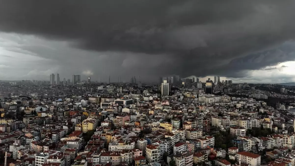 Meteoroloji ve AKOM\'un uyarıları sonrası İstanbul\'da beklenen yağış başladı