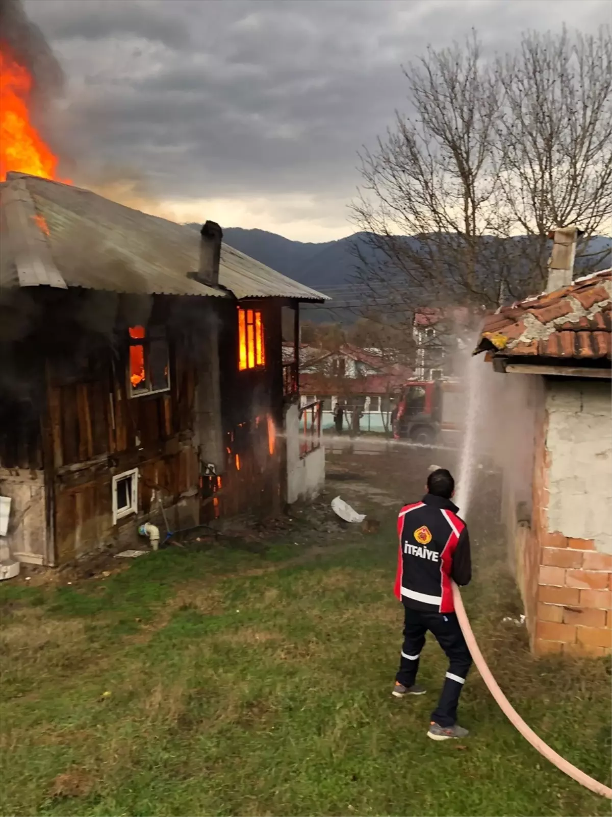 Mudurnu\'da Yangın: Ahşap Ev Kül Oldu