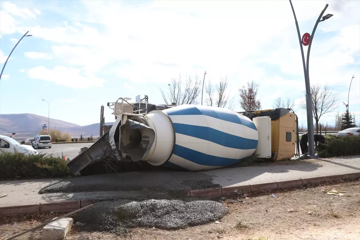 Beton Mikseri Devrildi, 2 Yaralı