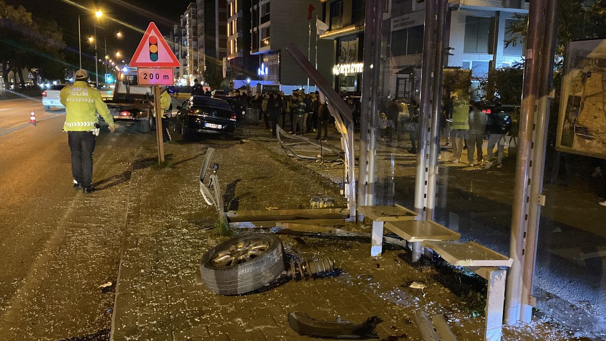 Samsun\'da Otomobil Otobüs Durağına Daldı: 3 Öğrenci Yaralı