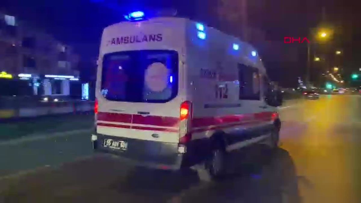 Samsun\'da Otomobil Otobüs Durağına Girdi, 3 Öğrenci Yaralandı