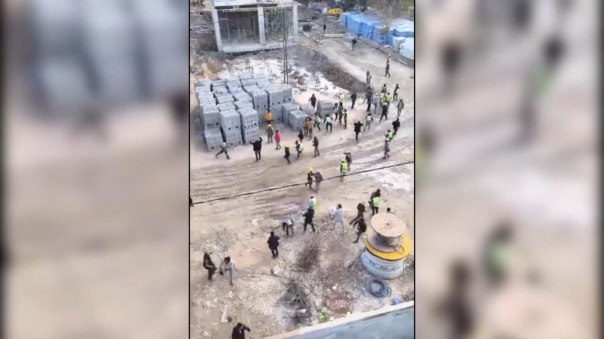 Şanlıurfa\'da İnşaat Şantiyesinde Taşlı Sopalı Kavga