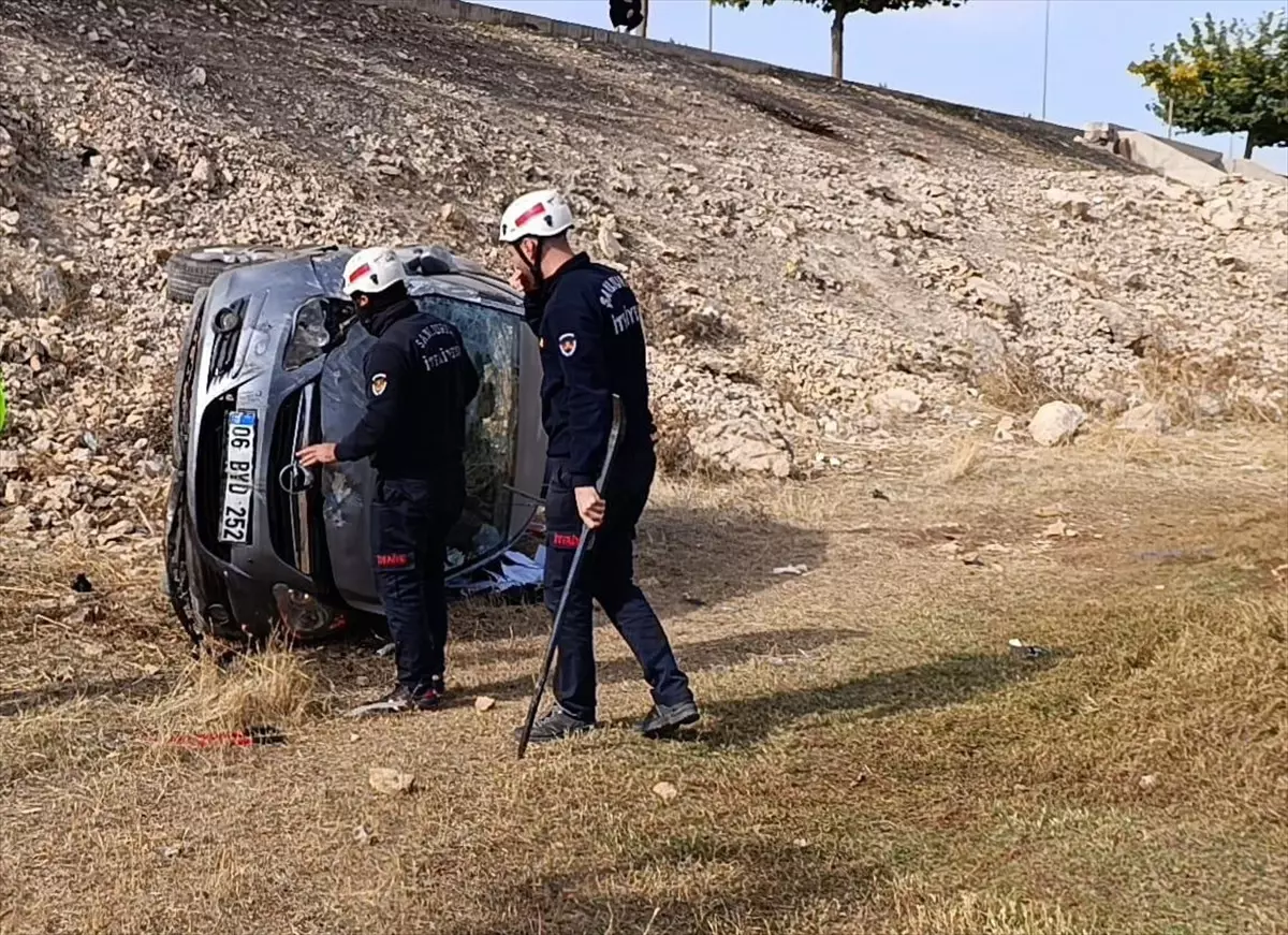 Eyyübiye\'de Otomobil Şarampole Devrildi: 3 Yaralı