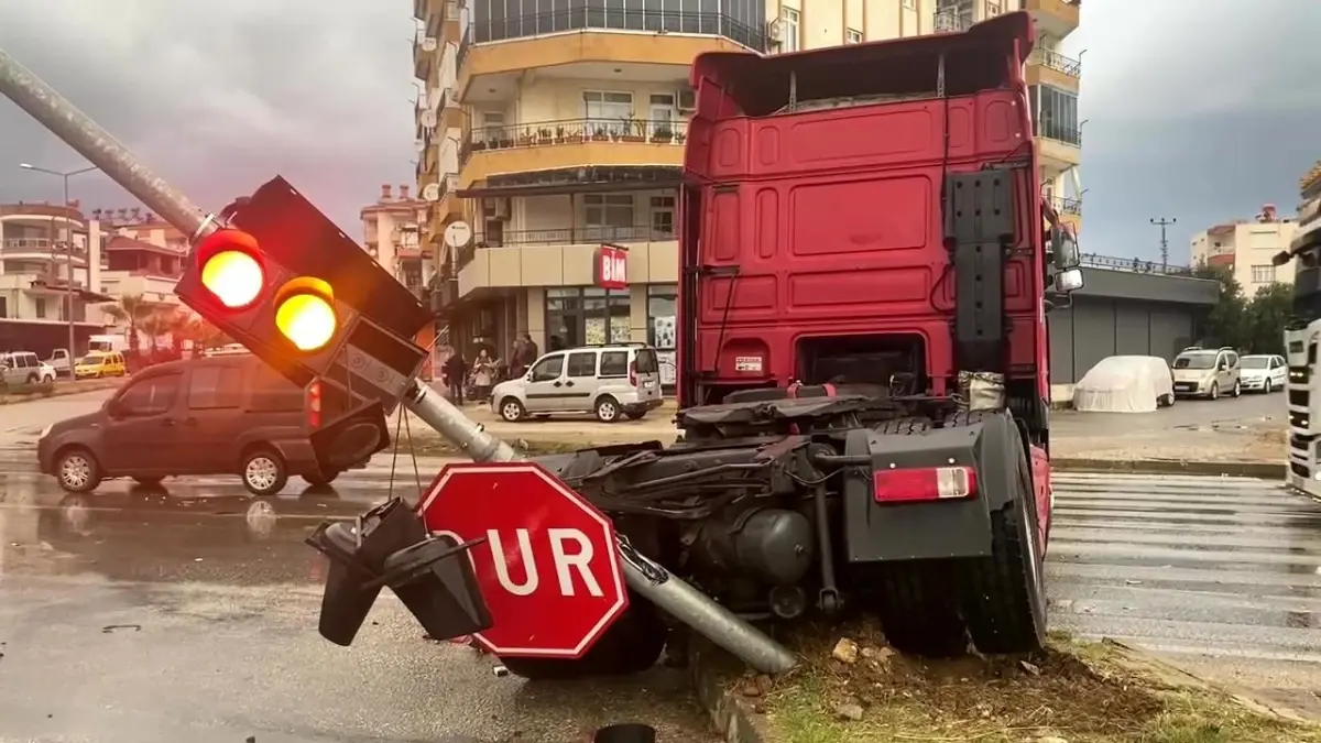 Serik\'te Tır Çarpışması: 1 Yaralı