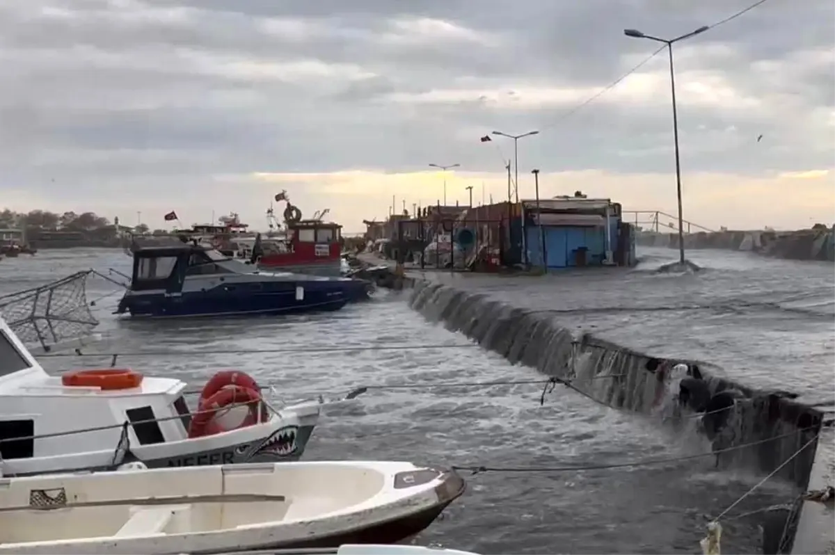 İstanbul\'da Şiddetli Lodos Teknelere Zarar Verdi