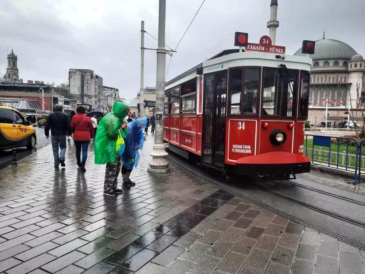 İstanbul\'da Sağanak Yağış Etkili Oldu