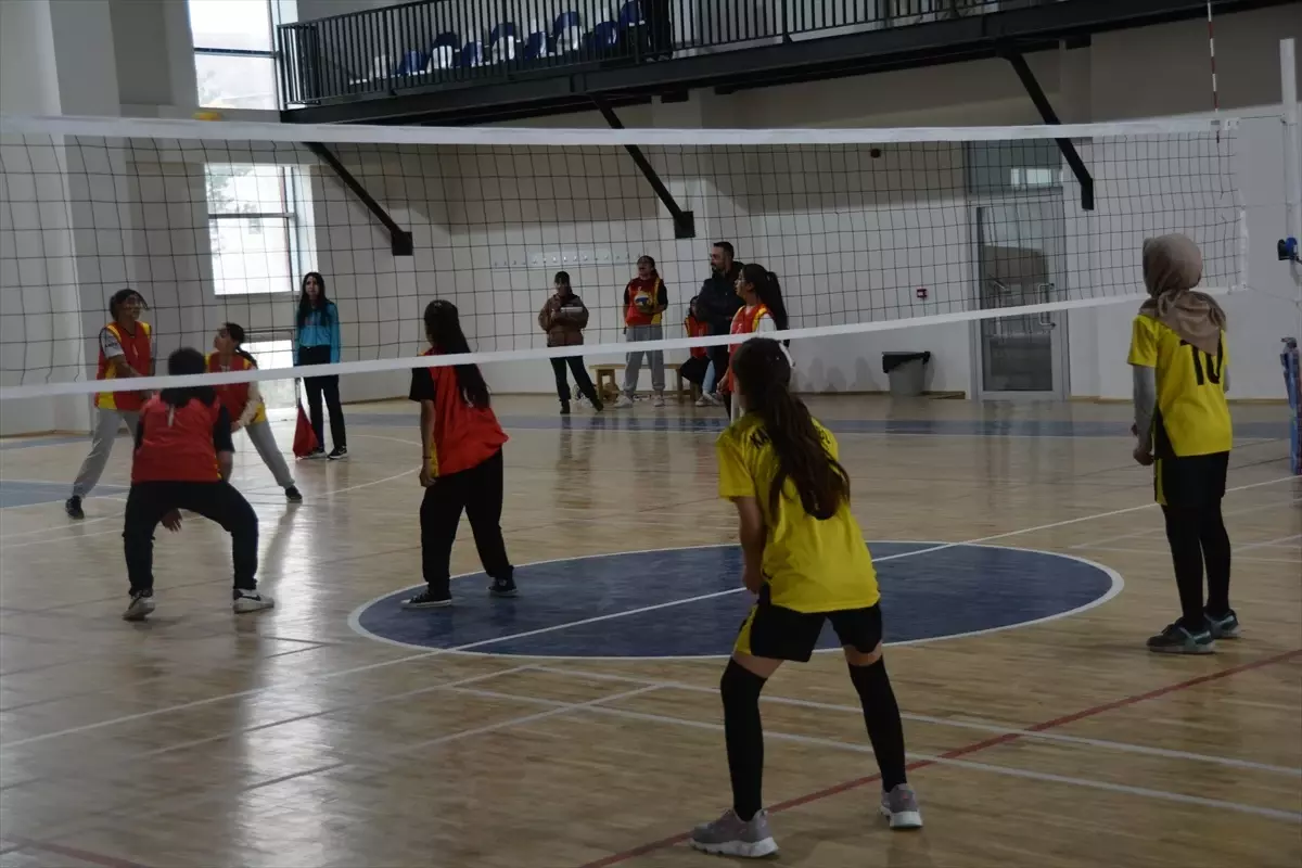 Tatvan\'da Yıldız Kızlar Voleybol Yarışması