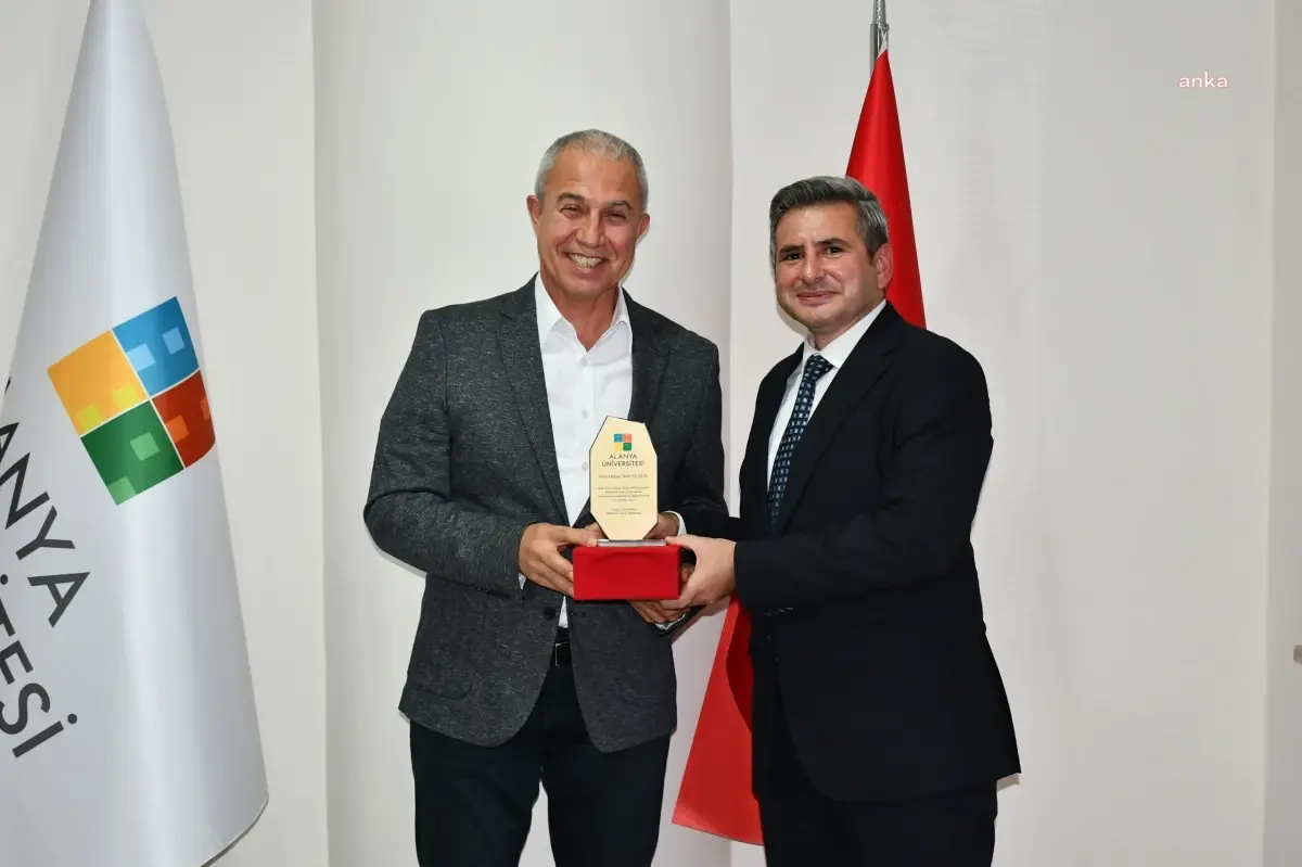 Başkan Özçelik, Alanya Üniversitesi\'nden Plaket Aldı