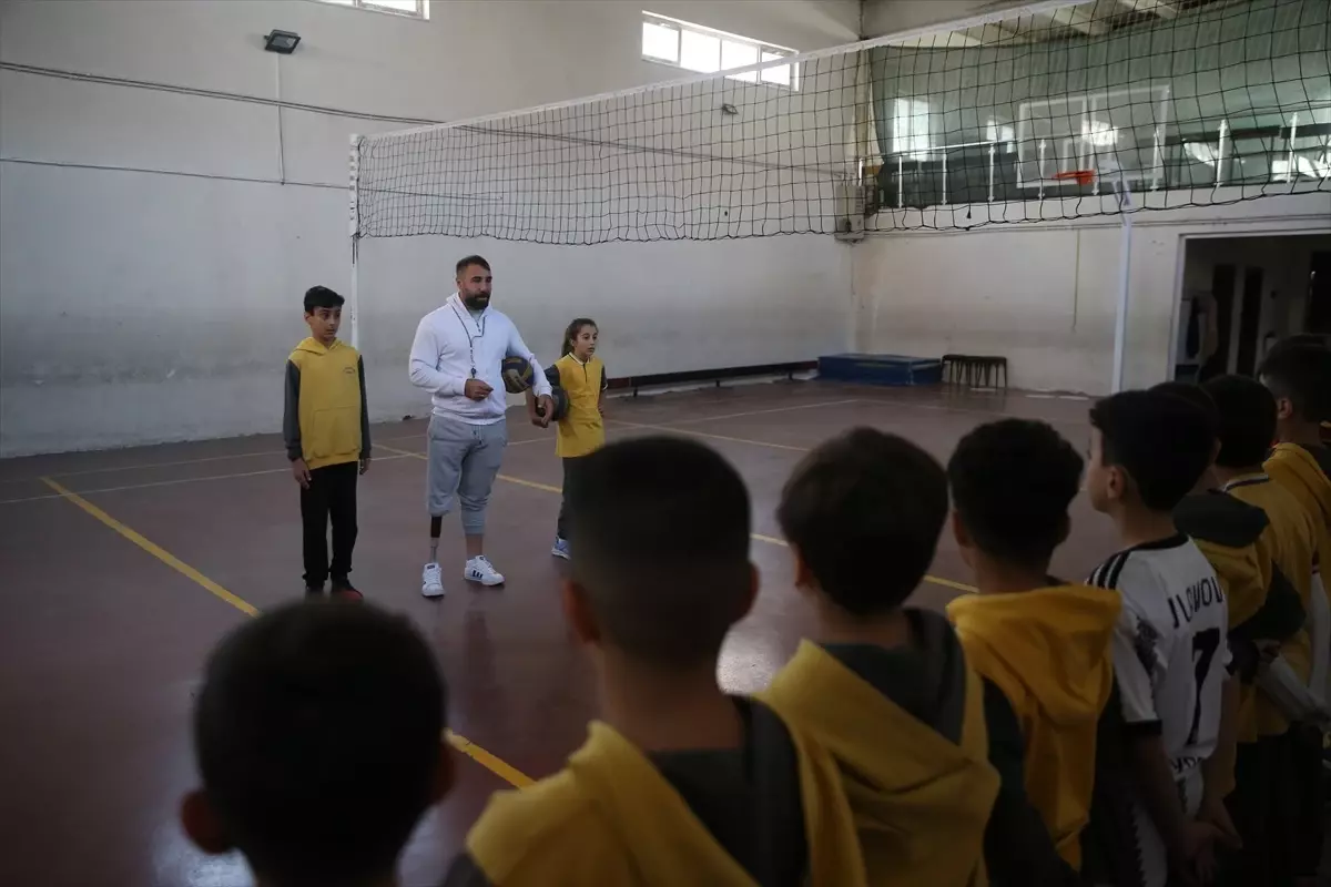 Engelleri Aşan Öğretmen: Feyyaz Gözaçık