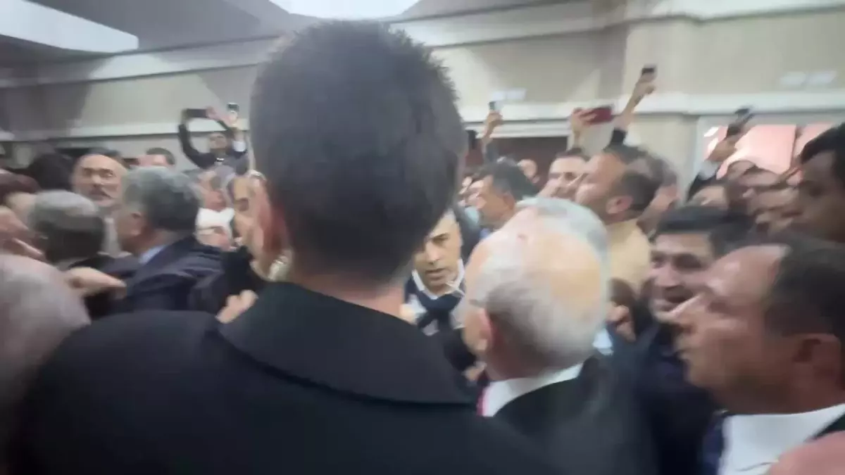 Kılıçdaroğlu Duruşmaya Girdi, Adliye Önünde Gerginlik