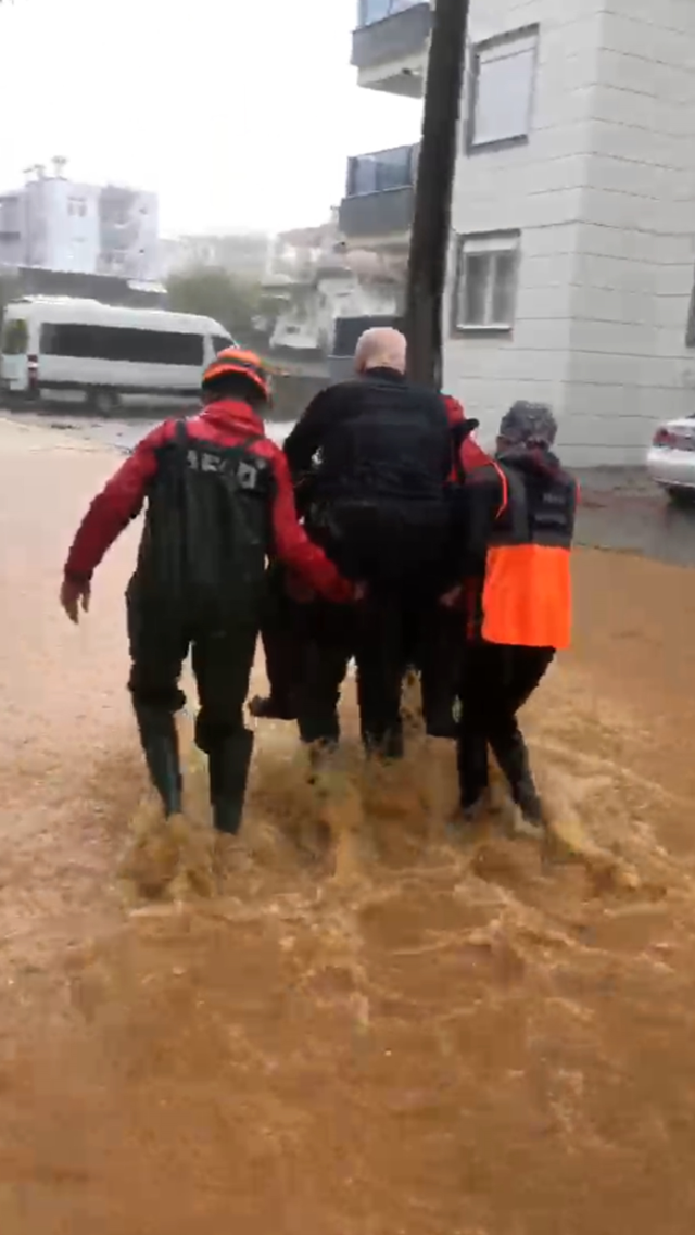 Antalya'da sağanak sele döndü, yüzlerce vatandaş tahliye edildi