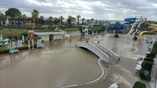 Antalya'da sağanak sele döndü, yüzlerce vatandaş tahliye edildi