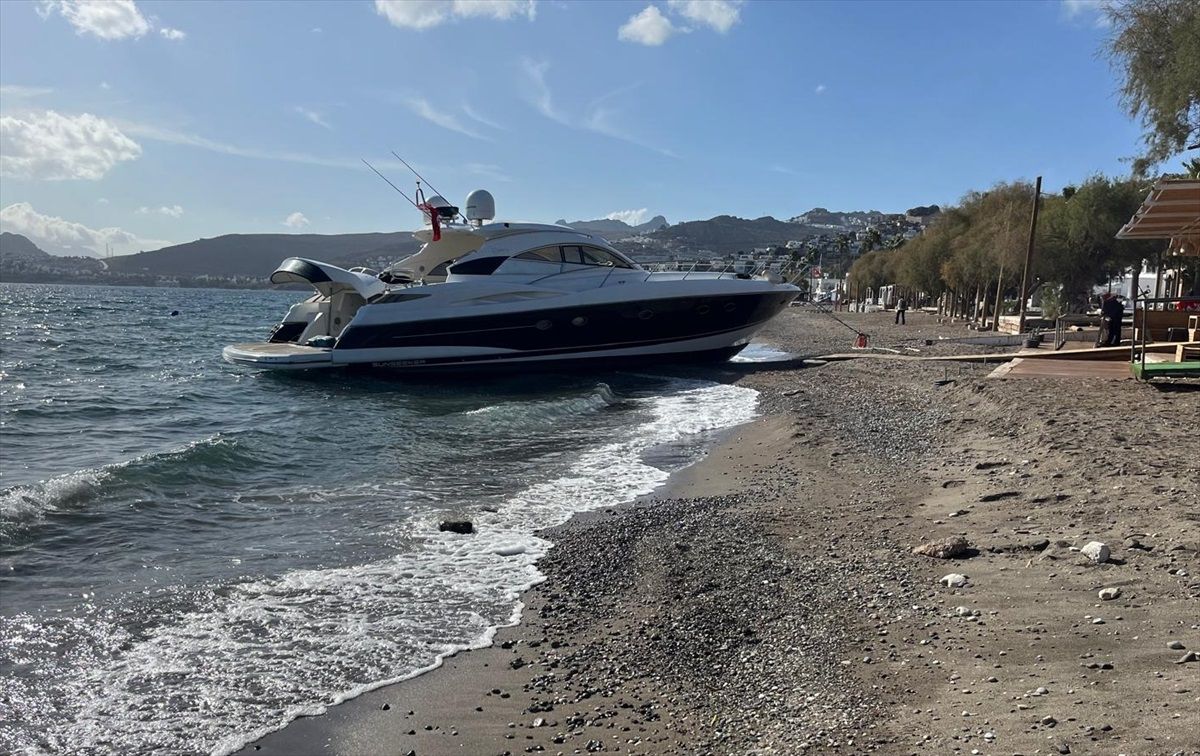 Bodrum\'da Motoryat Karaya Sürüklendi
