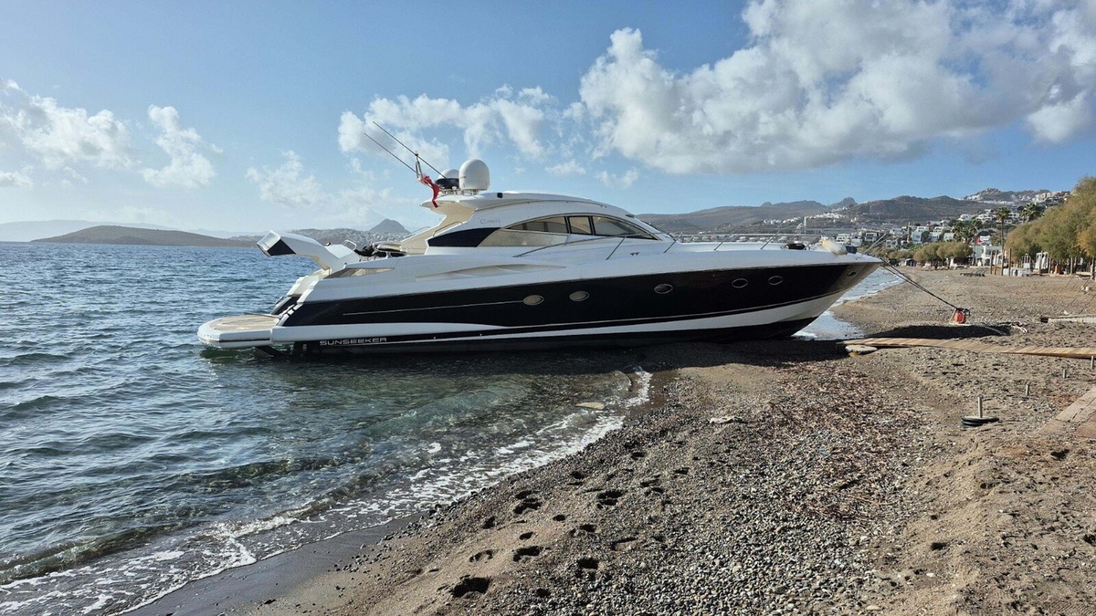 Bodrum\'da Fırtına Sebebiyle Motor Yat Karaya Oturdu