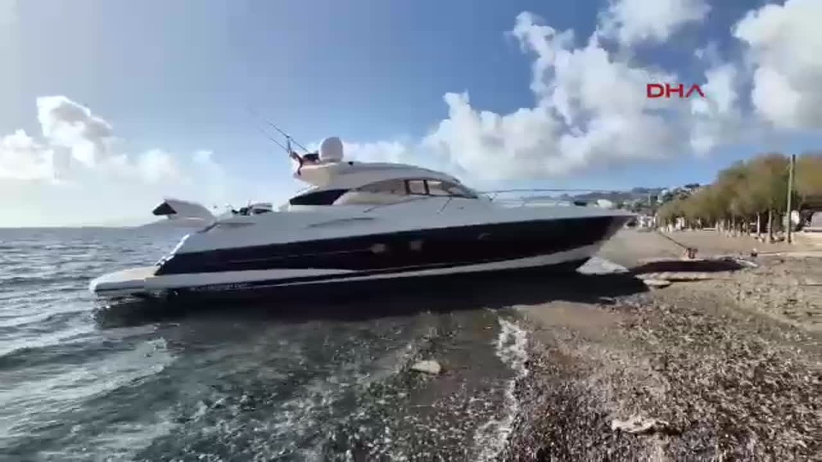 Bodrum\'da Fırtına Motor Yatı Karaya Sürükledi
