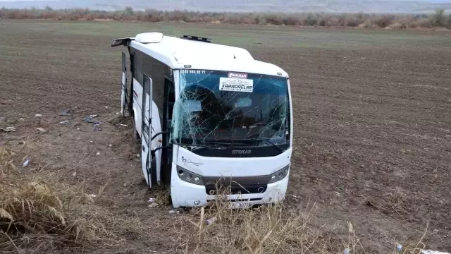 Çankırı'da cenazeye giden minibüs şarampole devrildi: 29 yaralı