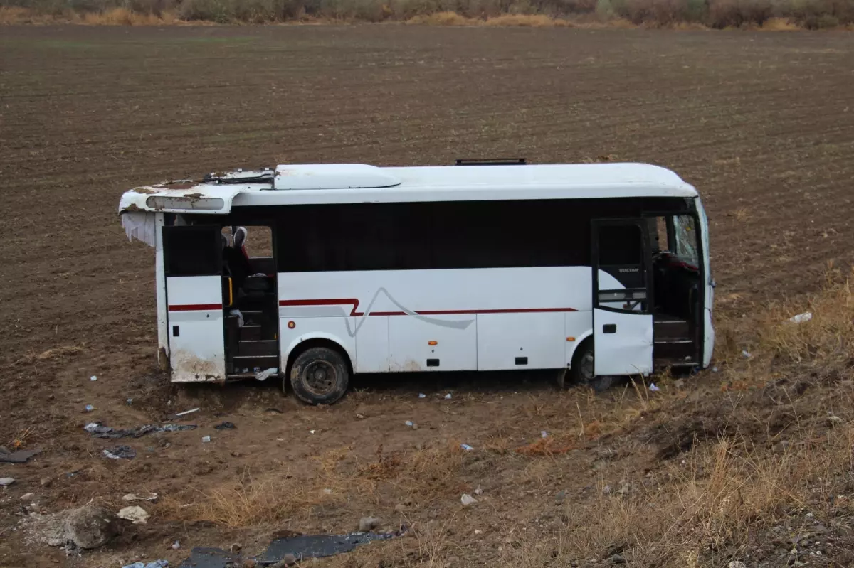 Çankırı\'da Cenaze Giderken Midibüs Devrildi: 29 Yaralı