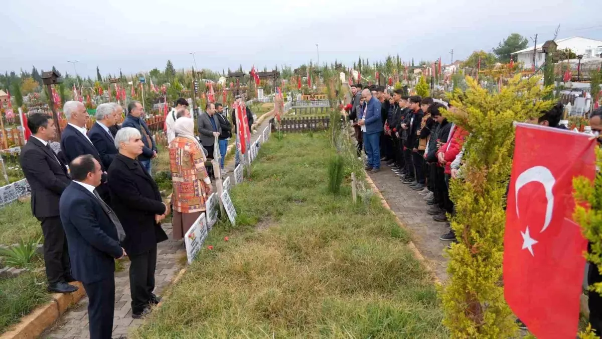 Öğretmenler Günü\'nde Deprem Şehitleri Anıldı