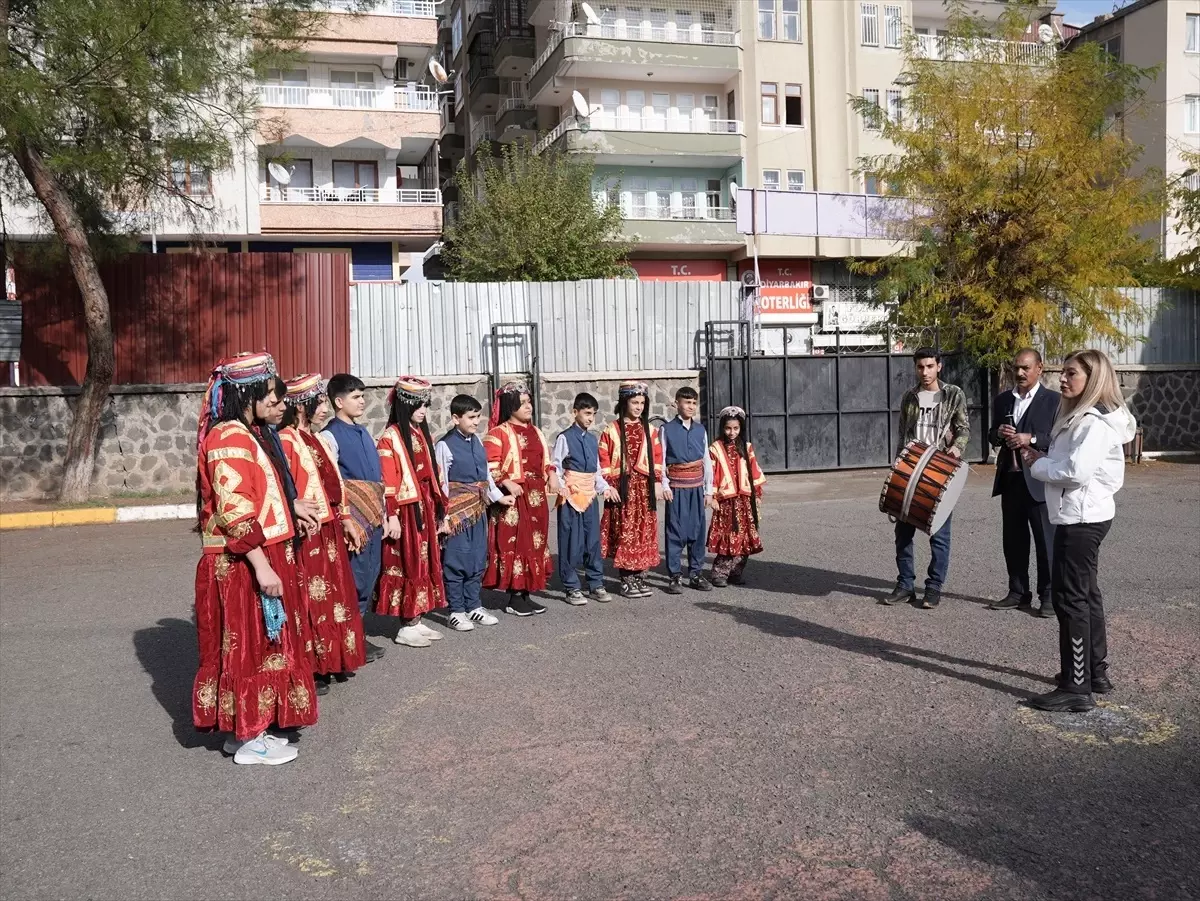 Diyarbakır\'da Özel Öğrencilerden Halk Oyunları Gösterisi