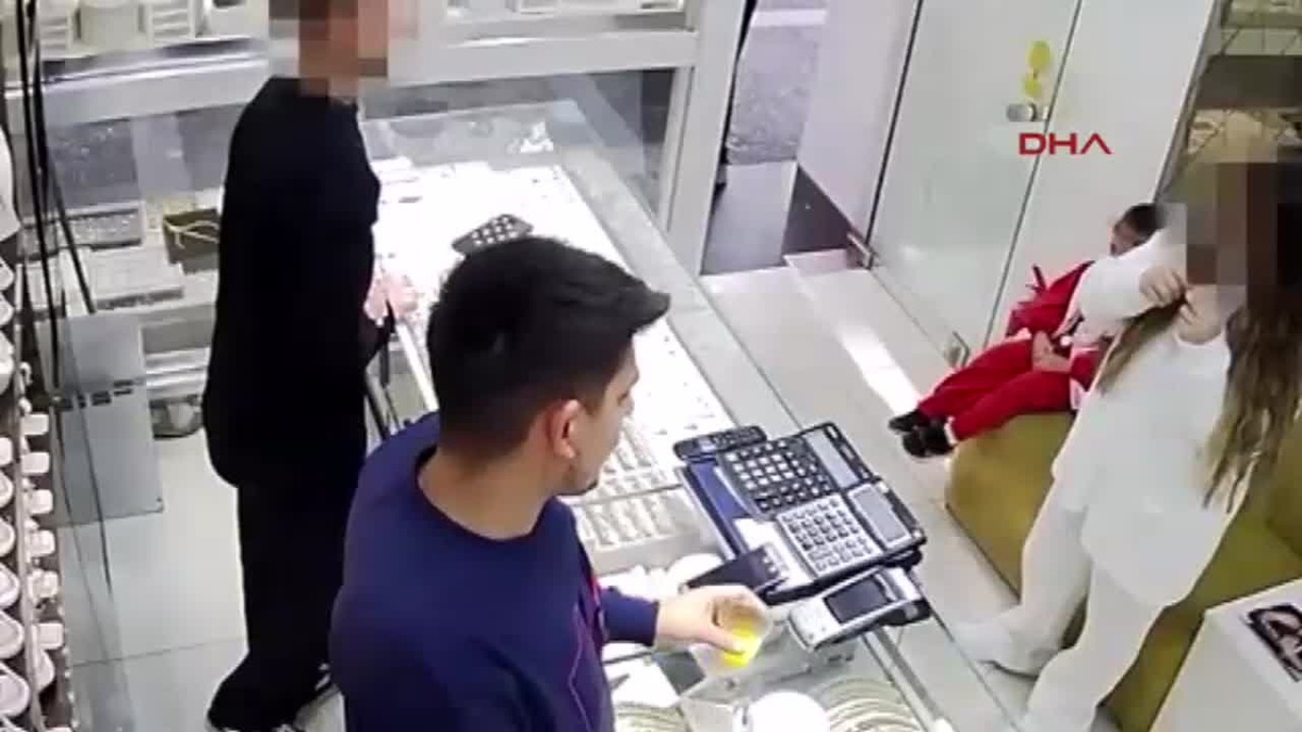 İZMİR\'de Dolandırıcılık Olayı: Altın Kolyelerle 350 Bin TL Mağduriyet