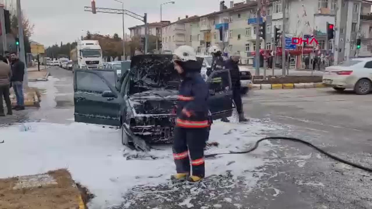 Elazığ\'da Seyir Halindeki Otomobil Yangın Düşüldü