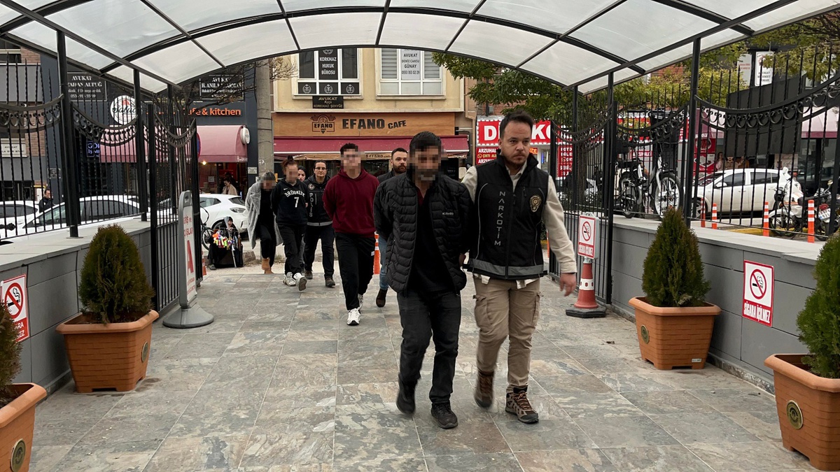 Eskişehir\'de Uyuşturucu Operasyonu: 9 Gözaltı
