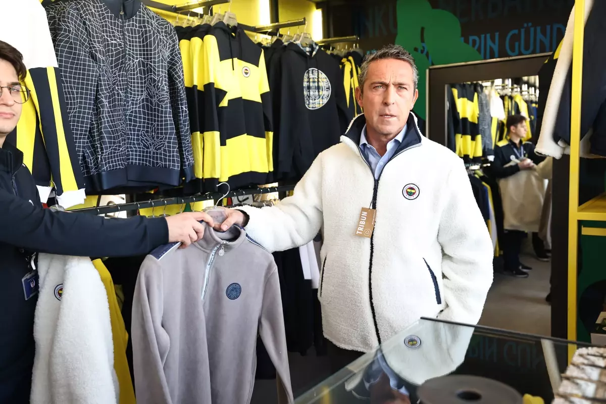 Fenerbahçe\'nin Mobil Mağazalarına Yeni Tırlar Teslim Edildi