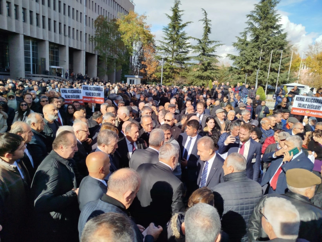 Hakim karşısına çıkan Kılıçdaroğlu, adliye önünde istediği gibi karşılandı