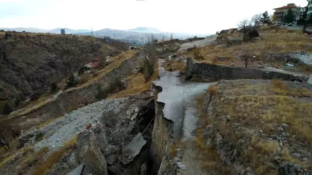 Ankara'da heyelan riski mahalle halkını korkutuyor