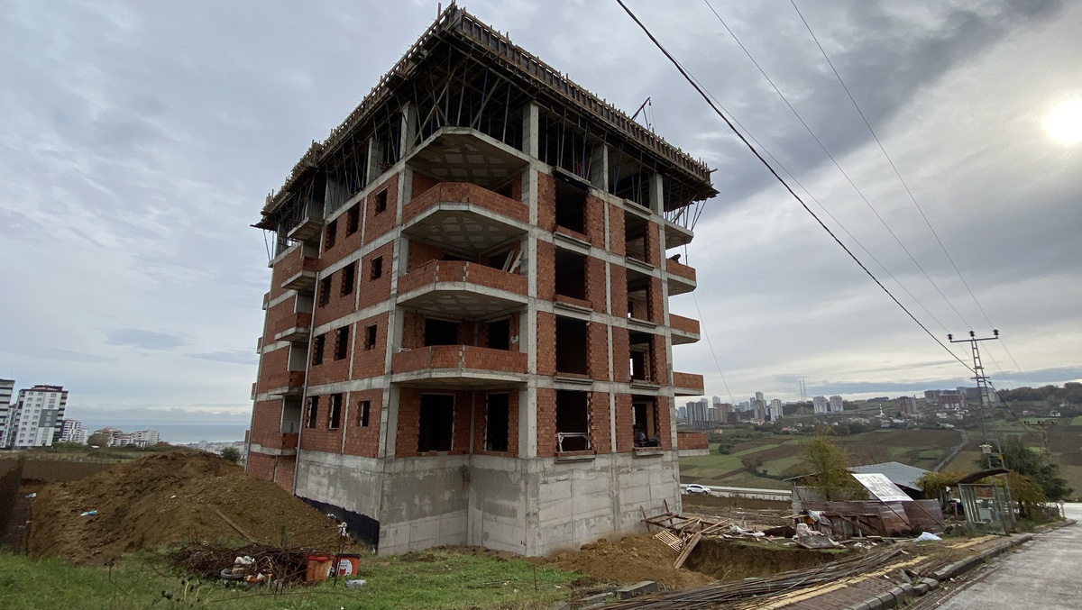 Samsun\'da İnşaatta Başına Kalas Düşen Genç Ağır Yaralandı