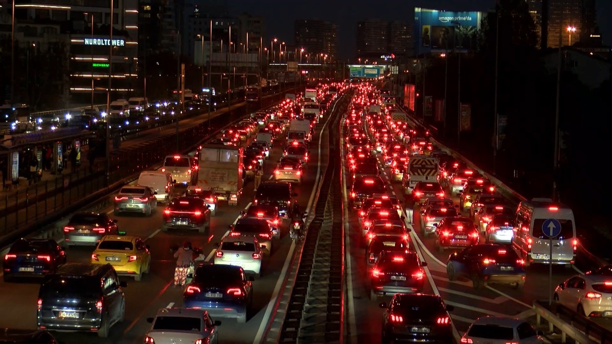 İstanbul\'da Haftanın Son İş Günü Trafik Yoğunluğu İle Geçti